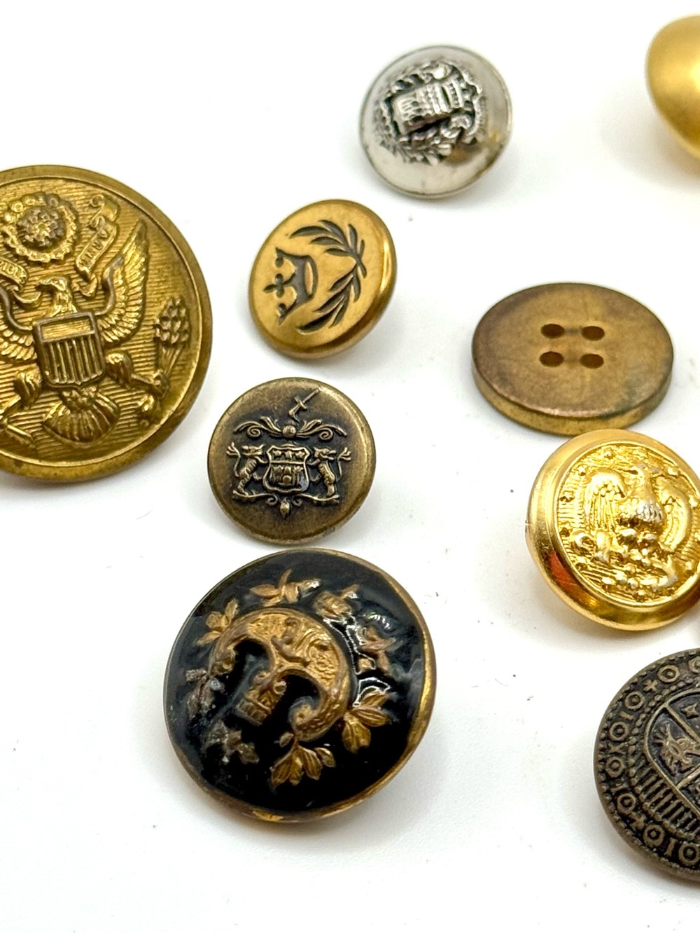 Vintage military and fashion buttons - Lot 
19